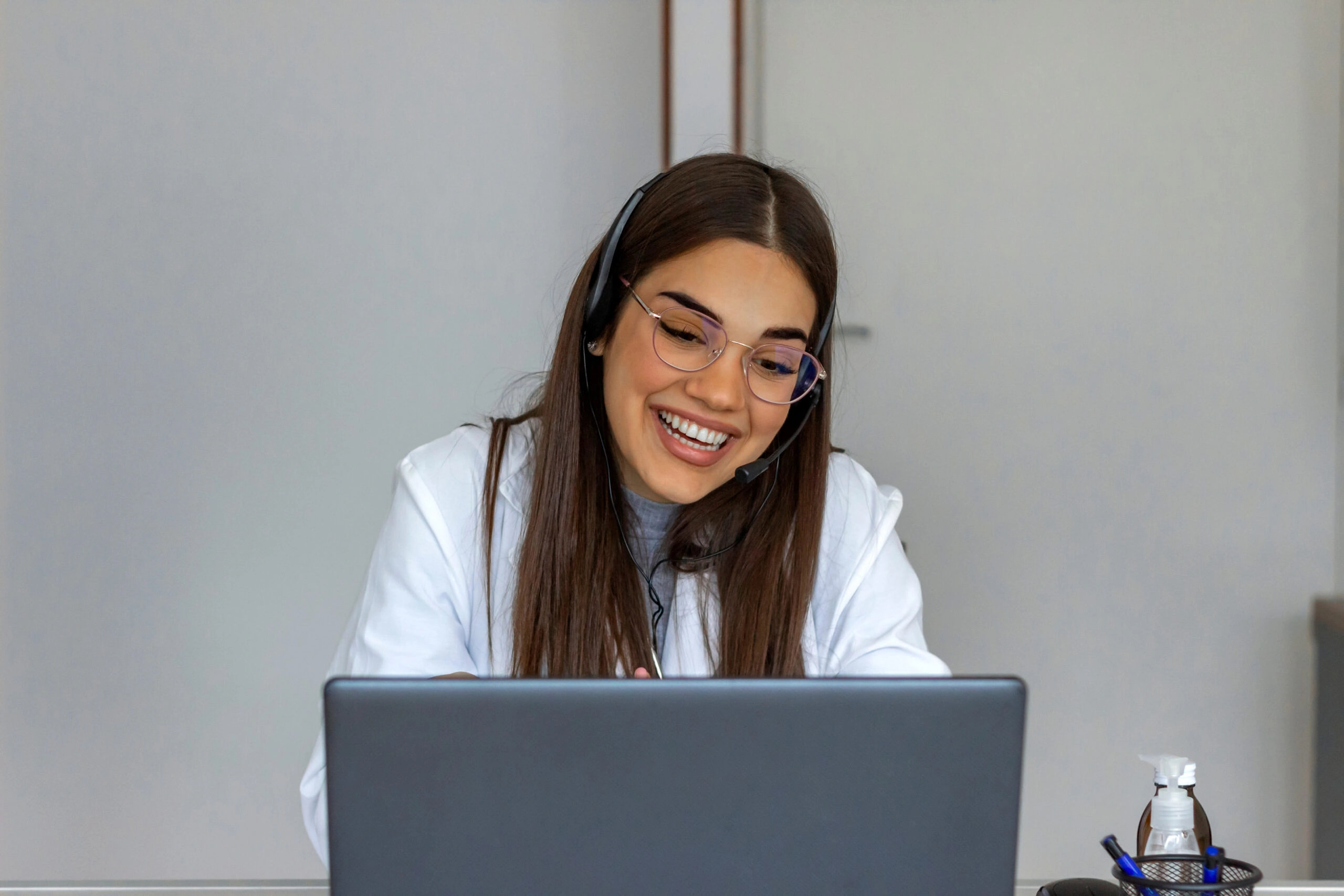 woman in front of the laptop for consultation